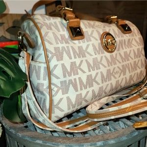 Large Mik Young Purse in excellent condition